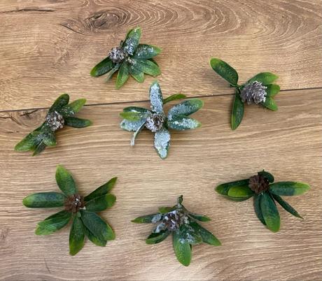 Lístočky zasnežené so šiškou 7 ks ( sada ), 