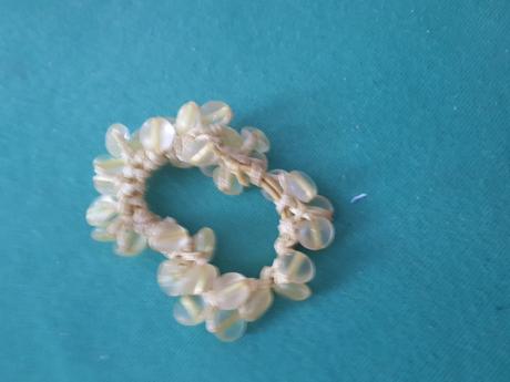 Gumicka do vlasov zlta s "kamienkami", 