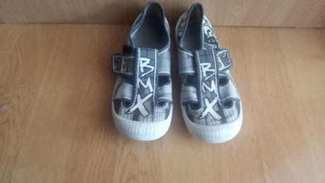 Tenisky +šľapky darujem, 33