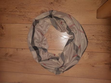 Krásny pretkany zlatymi niťami 5,90, druhý 3,90, 86