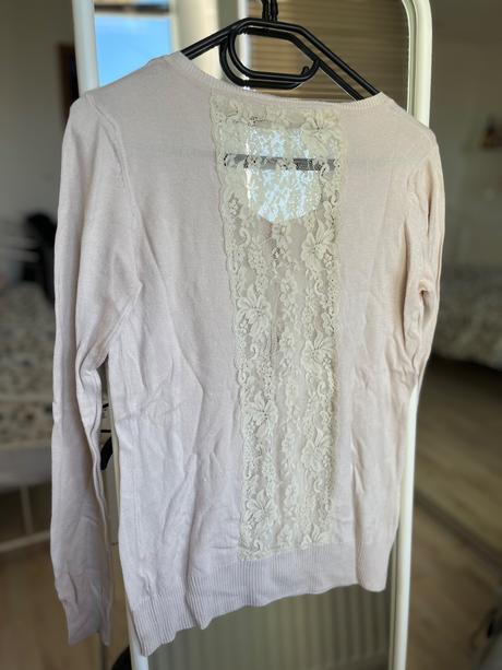 Bežovy svetrik s čipkou na chrbte, s
