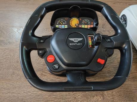 Bentley auto s volantom na ovladanie., 