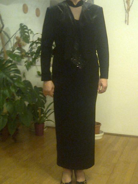 Šaty čierne zamatové s výšivkou v predu, s