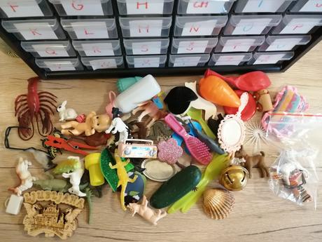 Abecedná skrinka montessori s predmetmi na vkladan, 