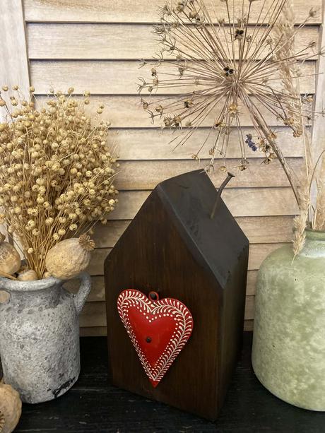 Drevený dekoračný domček a drevené okienko, 