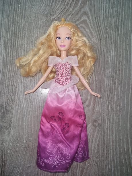 Babika aurora disney sipkova ruzenka,