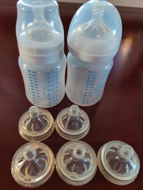 Avent odsávačka mlieka a dve avent fľašky, 