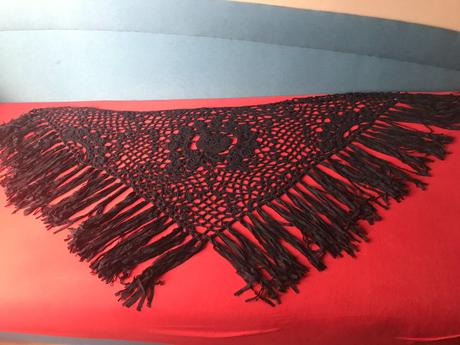 Prehoz hackovany,foteny na cervenom podklade, 