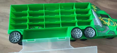 Kamion box na auticka,