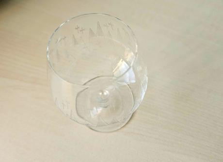 Malý pohárik na stopke s gravírovanými stromčekmi, 