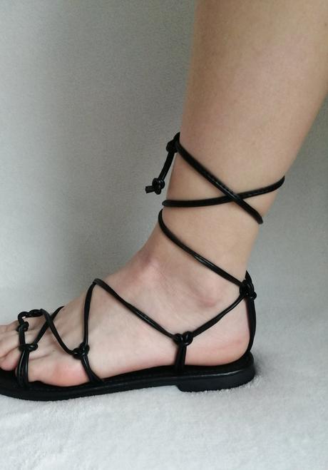 Pekné zaujímavé sandálky s viazaním okolo nohy, 40