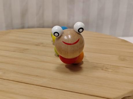 Ohybná drevená edukačná húsenica, 18 cm,