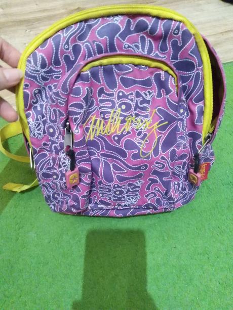 Dievčenský ruksak, authority