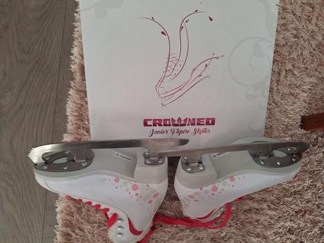 Dievčenské korčule, crowned,35