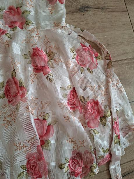 Nadherne saty z ruzami, 134