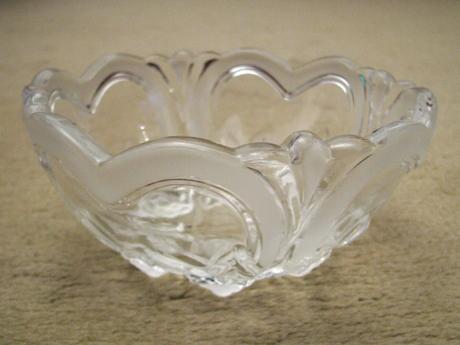 Sklenená miska s ružami,