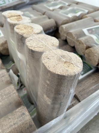 Drevené brikety skladom pre pohodlné kúrenie, 