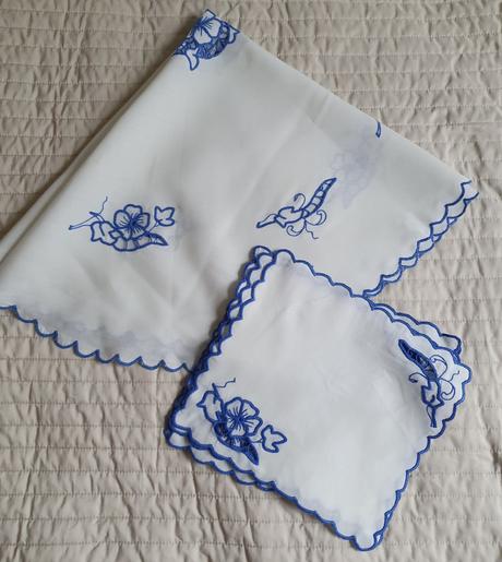 Krásny vyšivaný obrus+predstieranie, 
