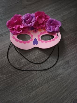 Maska na karneval raz použitá,