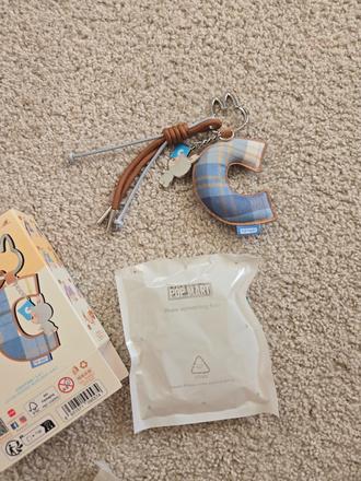 Labubu pin for love - písmeno c, 