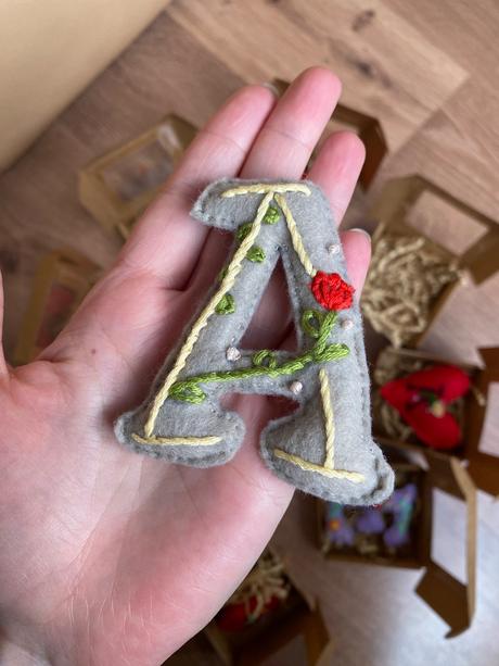 Ručne vyšívana ozdoba na kočík / ruksak, 