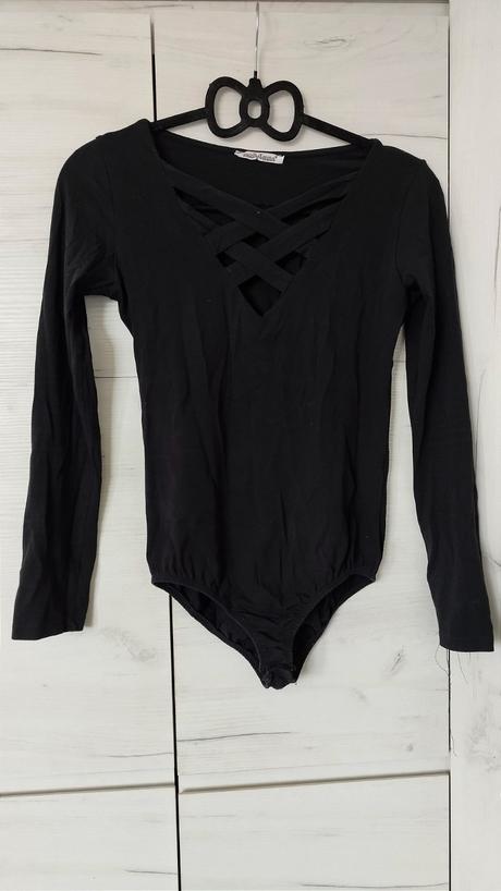 Dámske body so zaujímavým výstrihom do tvaru v, 