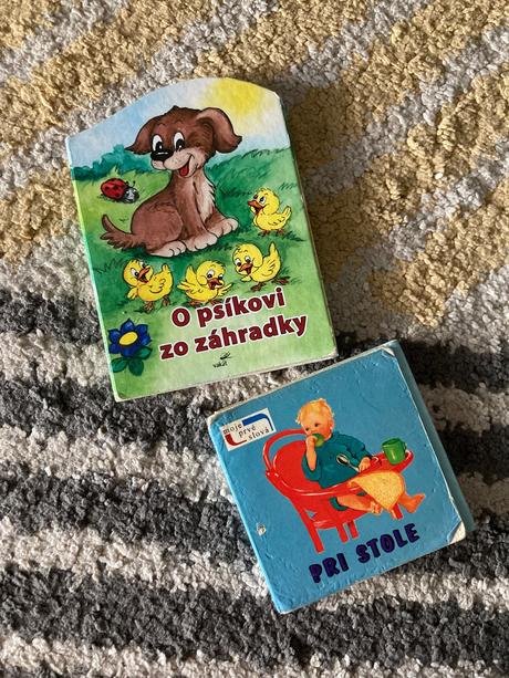 Leporelá pri stole a o psíkovi zo záhradky, 