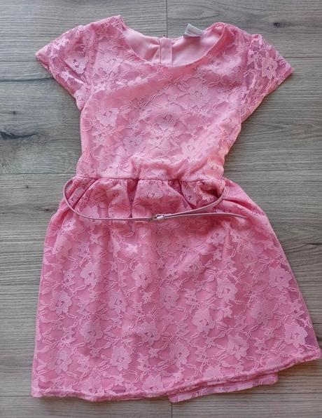 Čipkované šaty s opaskom, 134