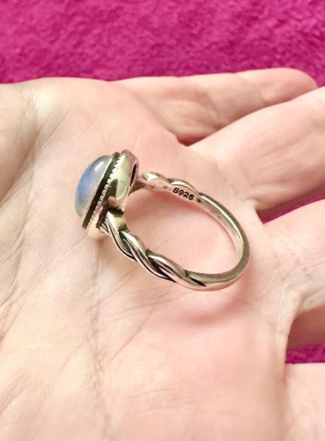 Strieborny prsteň s mesačným kameňom, 