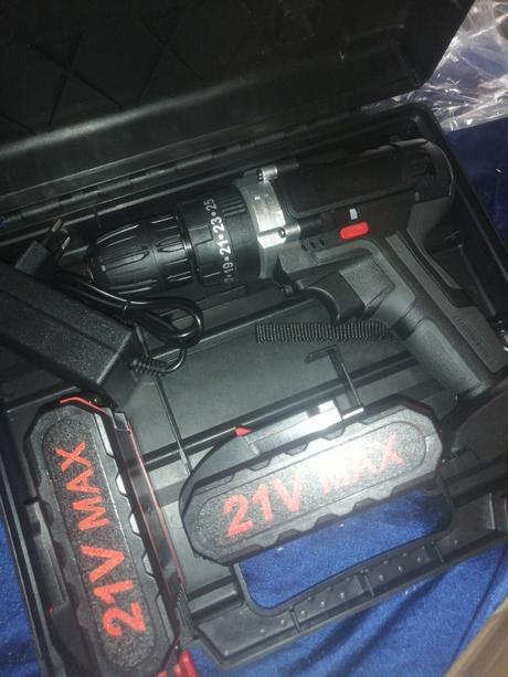 Vŕtačka a 2 baterie, 