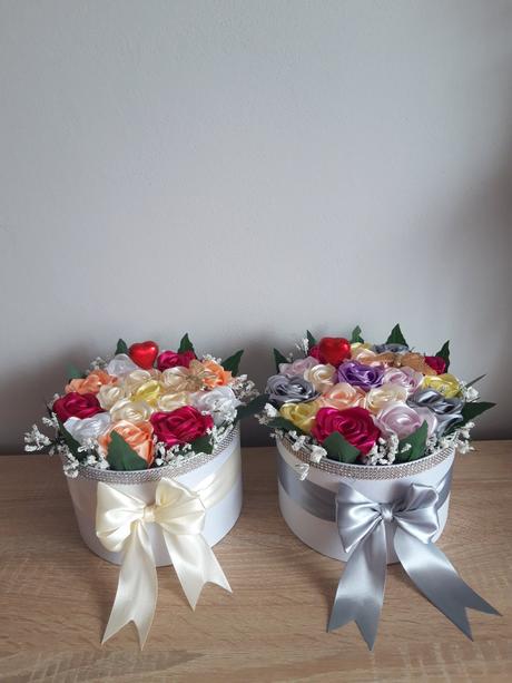 Boxíky plné saténových ruží, 