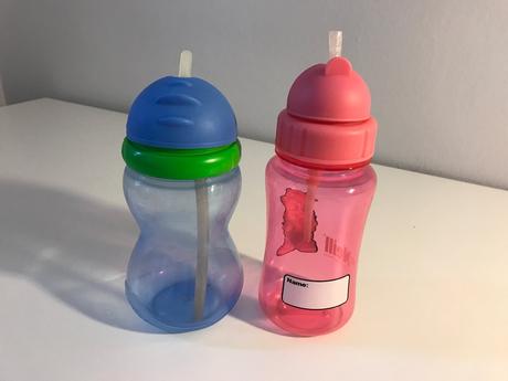 2 umelé fľašky so slamkou,