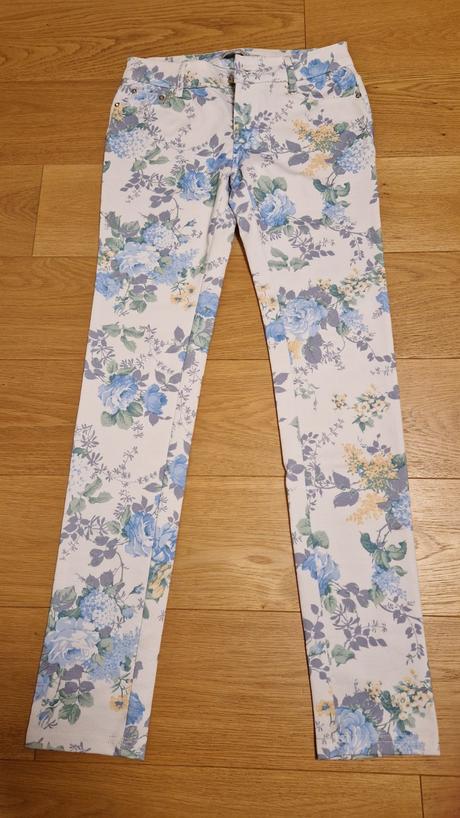 Kvietkovane nohavice, s