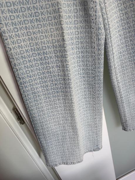 Široké rifle dkny s monogramom, dkny,l