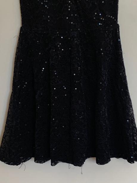 Čierne čipkované šaty, 134