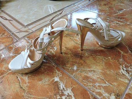 Biele sandále so zlatou podrážkou, 37