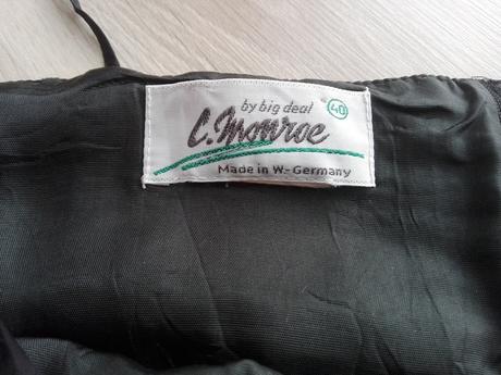 Zaujimave cierne saty, 40