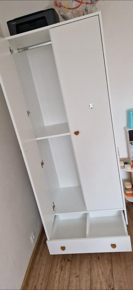 Komoda s prebalovacim pultom a skrina,