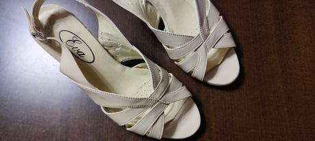 Béžové kožené sandálky, 36