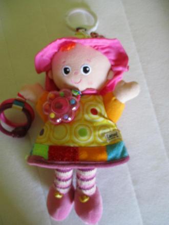 Bábika na zavesenie s hrkálkami lamaze, 