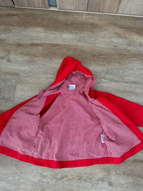 Červená bundička borti, 74