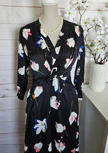 Pekné saténové šaty, 36