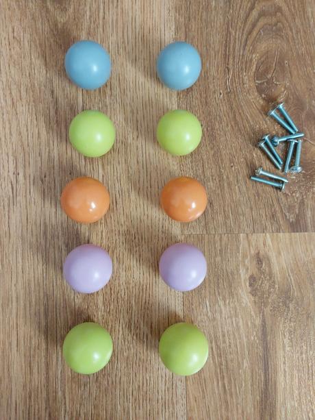 Drevené úchytky na komodu 10 ks, 