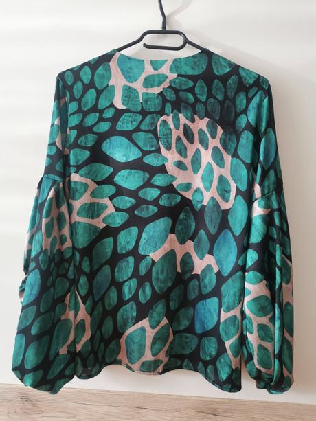 Krásna zaujímava zelená blúzka, s