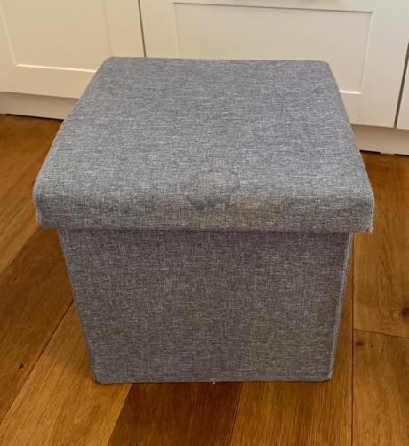 Sivá skladacia taburetka, 