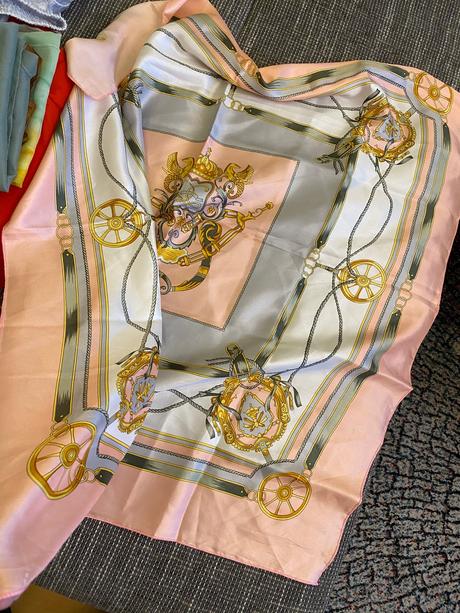 Bledoruzova vzorovana šatka, 