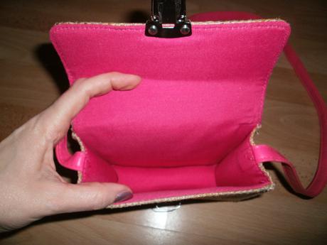 Slamená kabelka pre malé slečny,