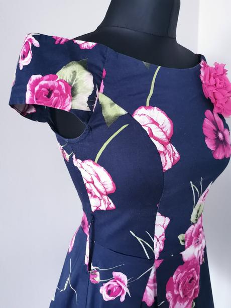 Tmavo modré kvetované šaty, ružové kvety rinascime, s