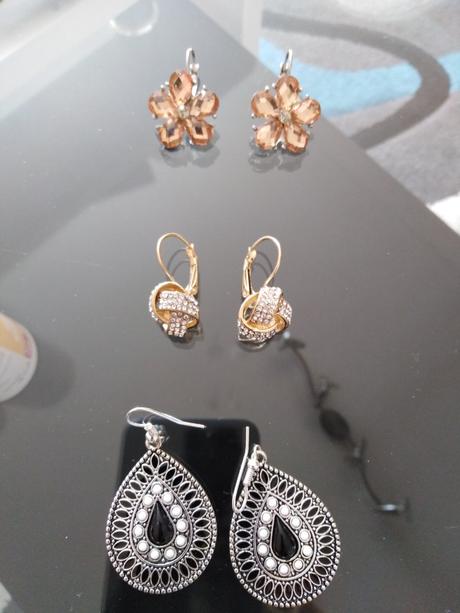 Mix bižu náramkov a naušníc, 