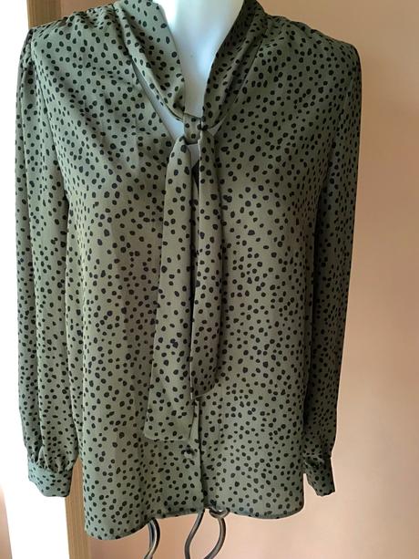 Bodkovana bluzka s viazačkou. /1p, f&f,40